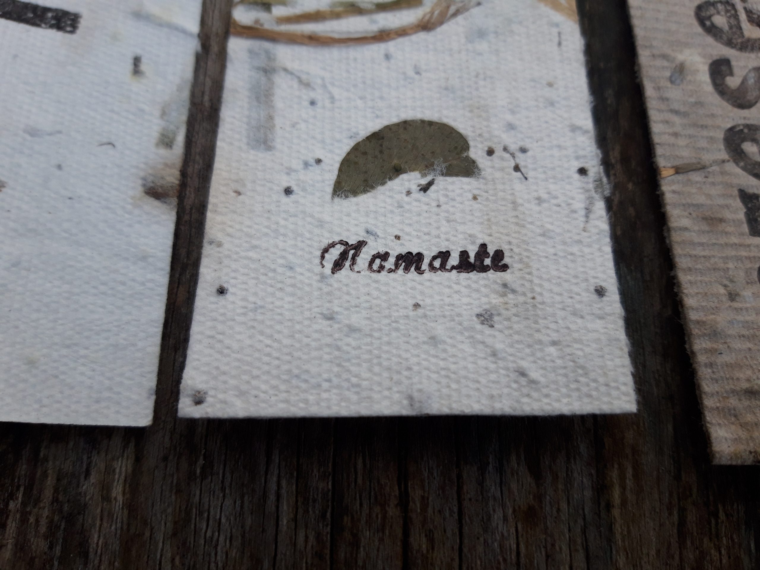 semn de carte handmade din hartie manuala cu frunze si iarba